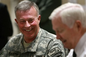 US Defense Minister Robert Gates (right) talking with ISAF troops commander David McKiernan in Kabul. General McKiernan considers the guidance issued by Craddock to be illegal.